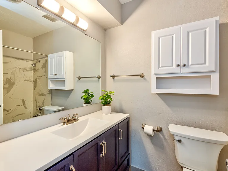 319 E Cedar Ln — Photo 7
