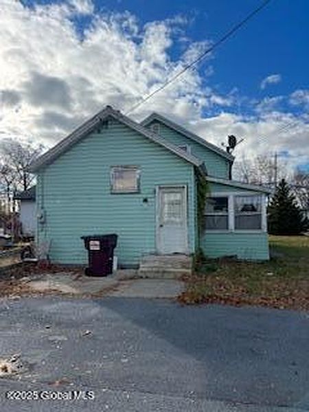 3rd image of 28 Feeder Street