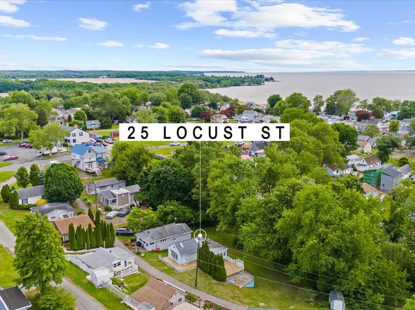 25 Locust St, Earleville, MD 21919