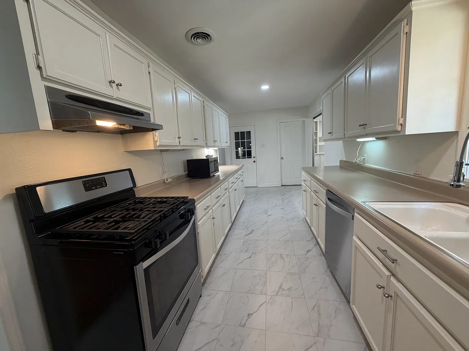 3 bed, 1750 sqft, $2,775 — Photo 4
