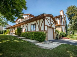 8888 W Lexington Ln #8888, Greenfield, WI 53228