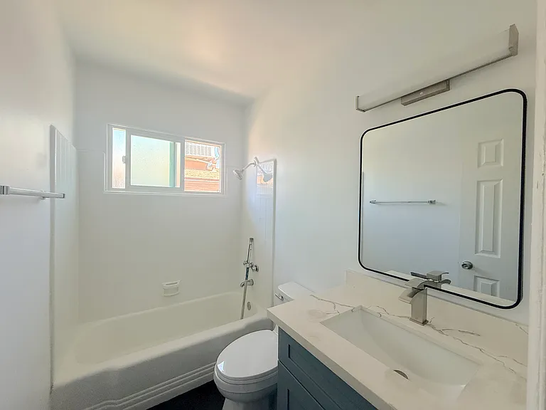 331 E Live Oak St #J — Photo 5