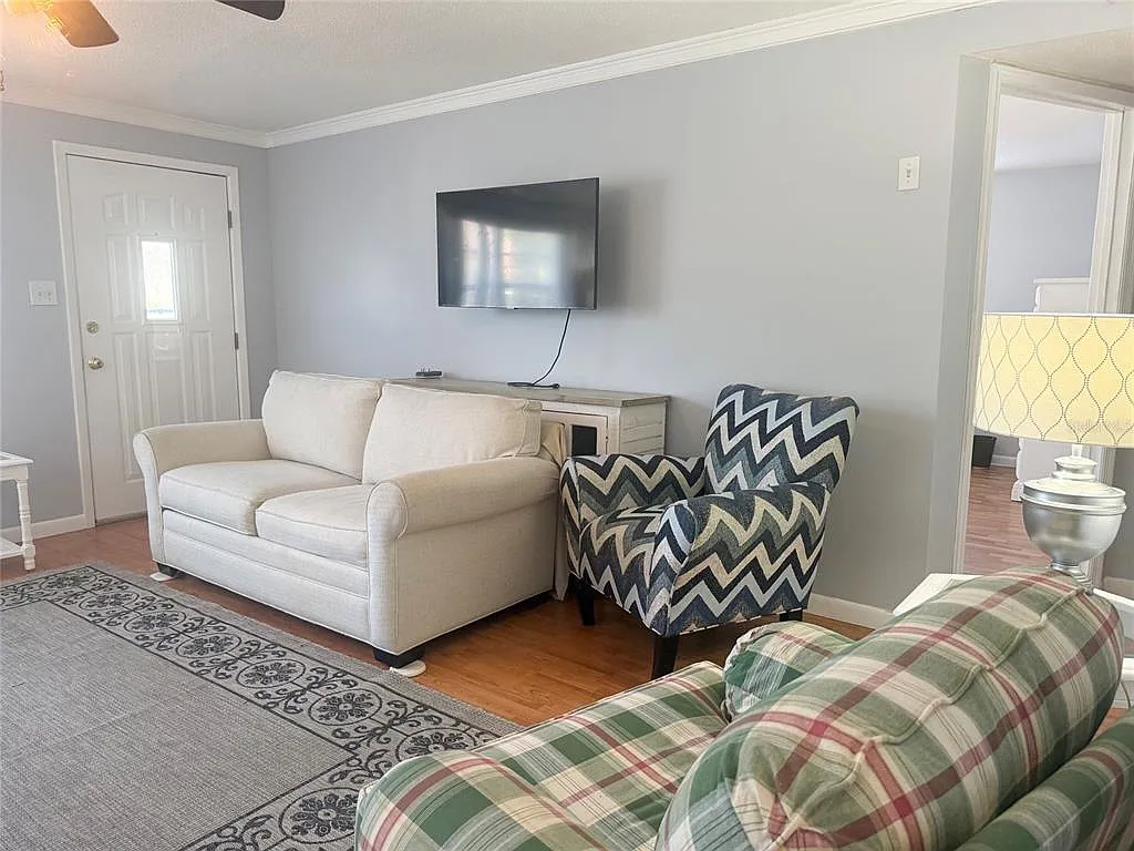 4 bed, 2.0 bath, 1581 sqft, $2,600 — Photo 3