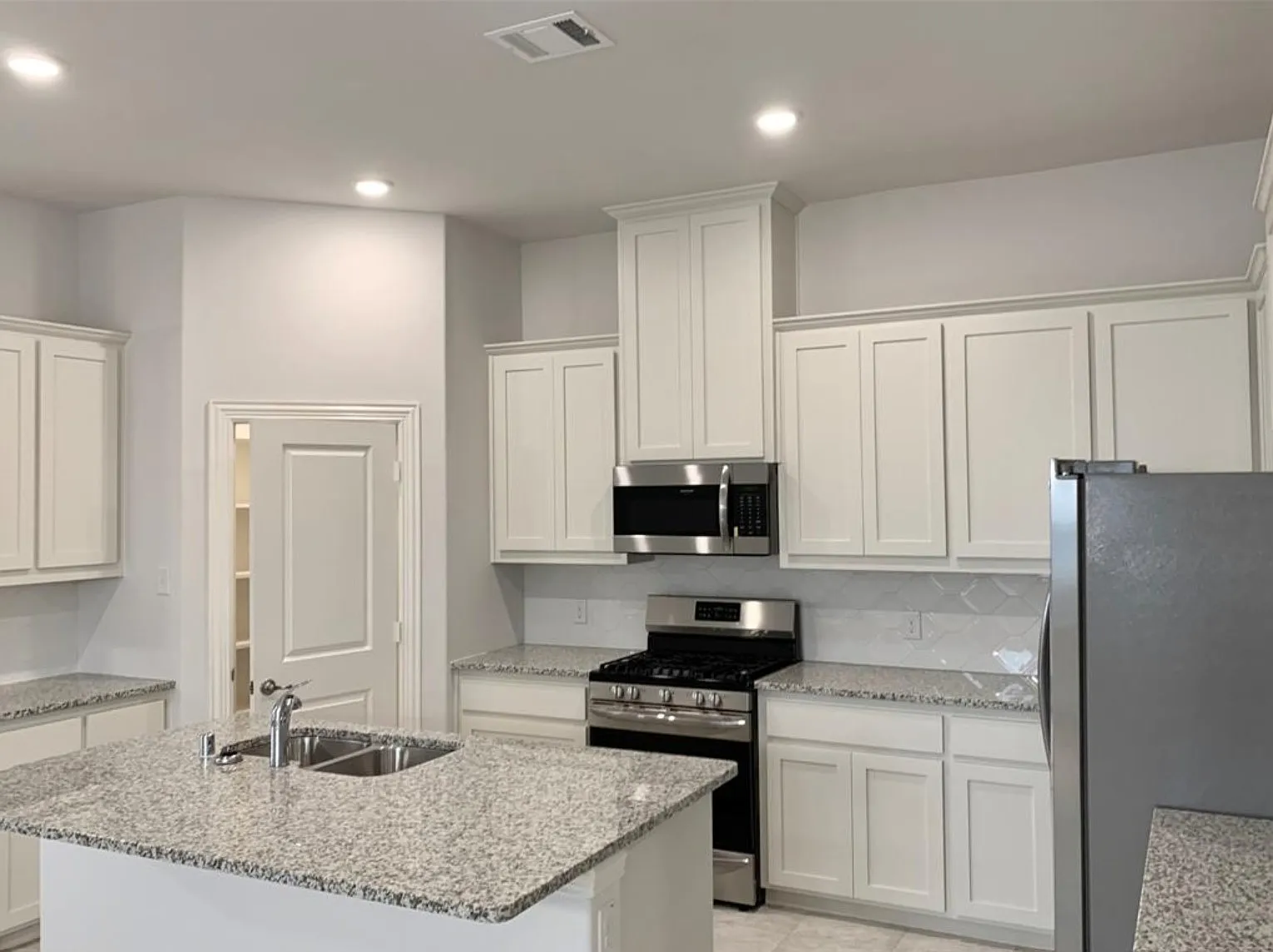 3 bed, 2152 sqft, $2,500 — Photo 4