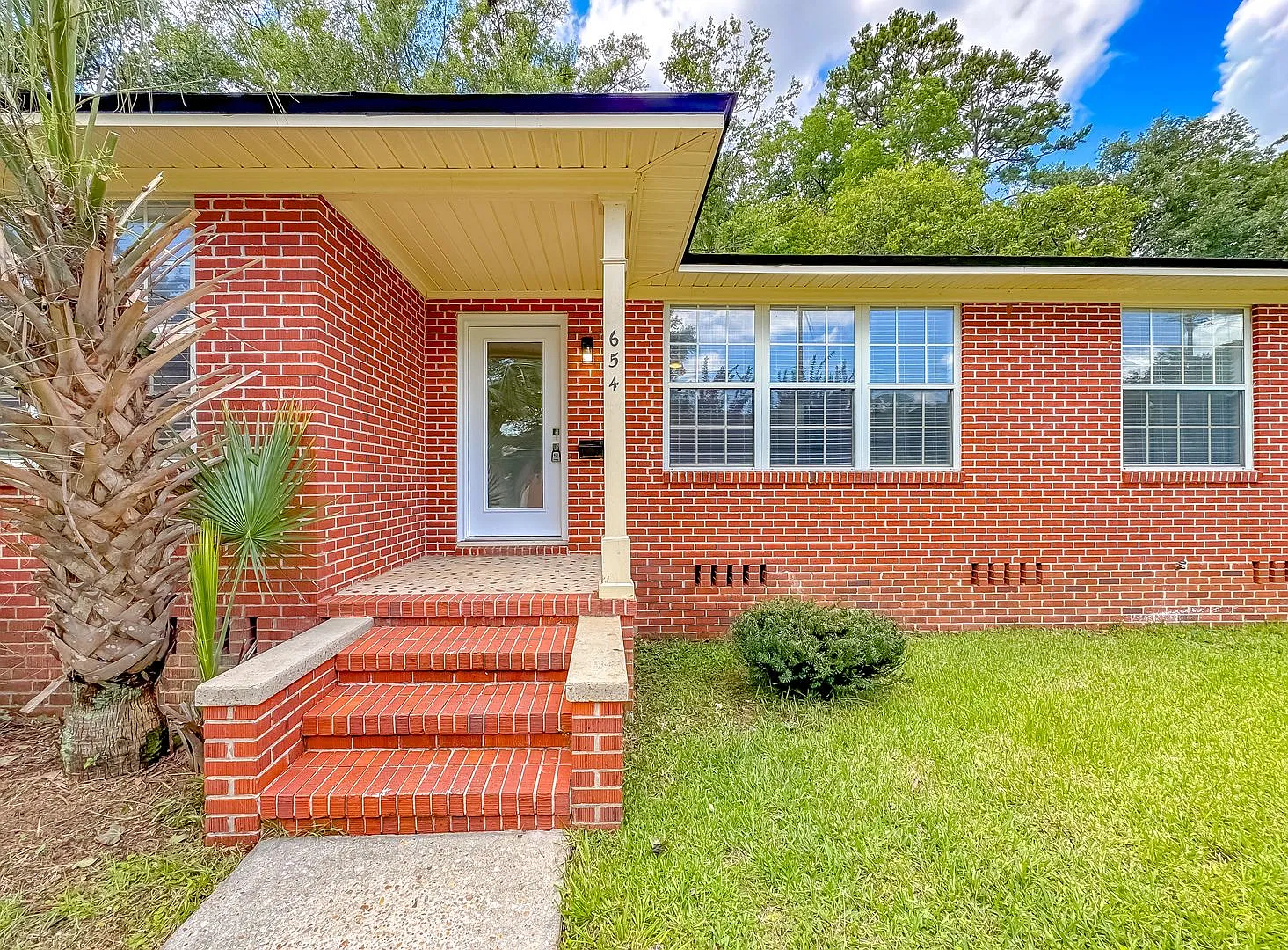 Renovated Midtown 2/1 W/ Wood Floors. Washer/Dryer, & Deck! Water, Sewer, & Lawn Maint Inc! Avail... — Photo 1