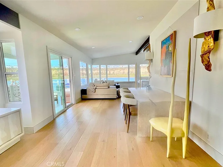 24 Saratoga — Photo 4