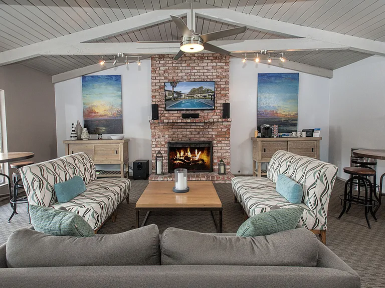 Monterey Townhouse — Photo 29