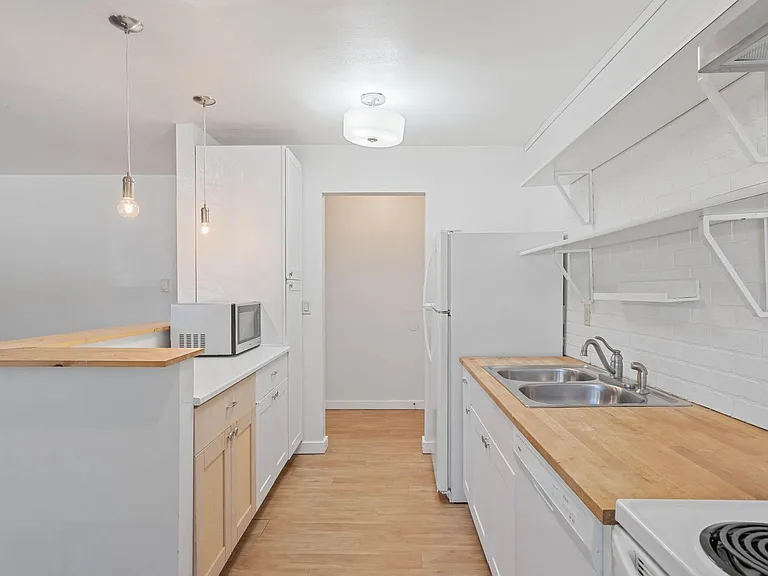 $500 off! Updated, upstairs 2-bdrm/1-bath triplex aptOn-site w/d, off-street parking, near downto... — Photo 11