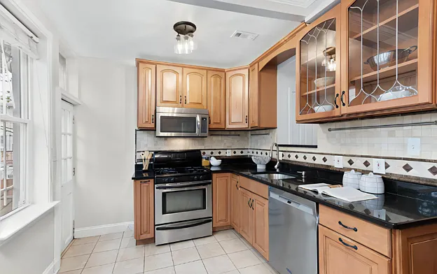 6 bed, 2620 sqft, $965 — Photo 4