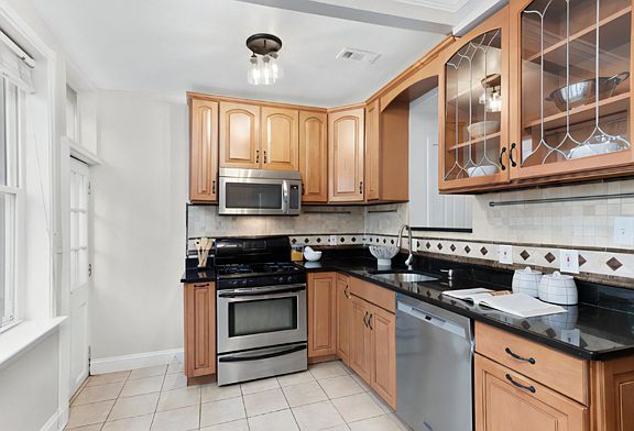 4th image of 2120 N Capitol St NW