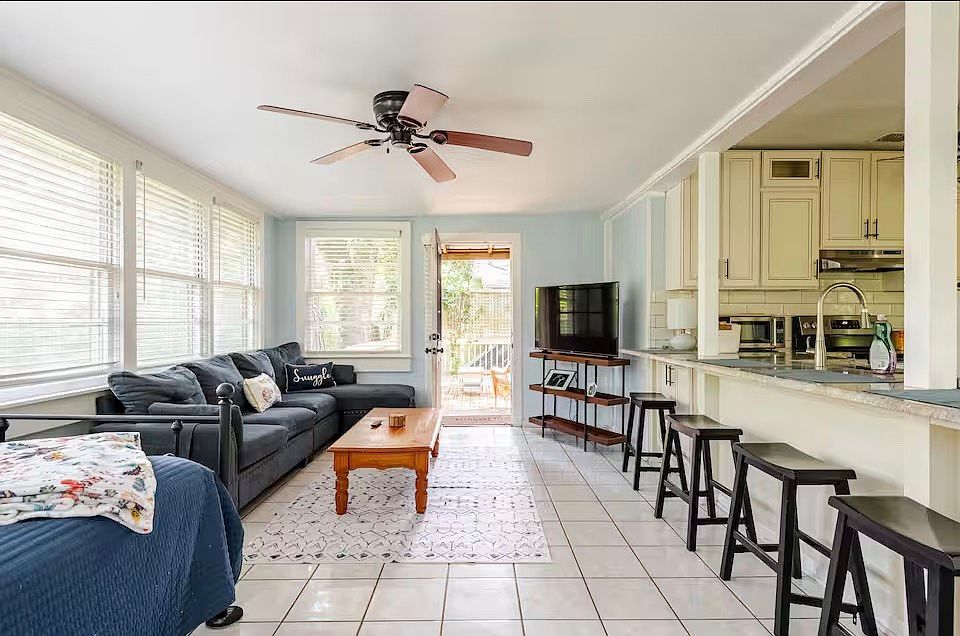 1st image of 627 W 8th Ave