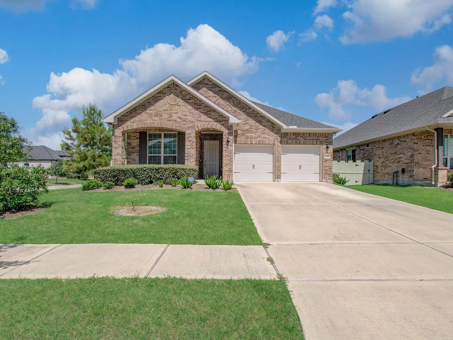 3 bed, 2.0 bath, 1924 sqft, $2,400 — Photo 2