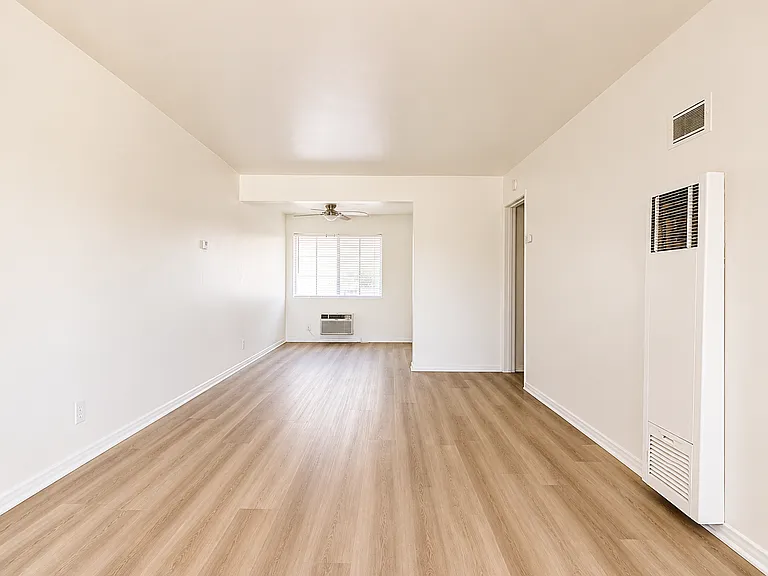 242-256 E Navilla Pl — Photo 4