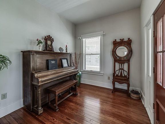 5th image of 310 Brown St