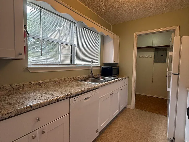 3004 Cedarwood Village Ln — Photo 6