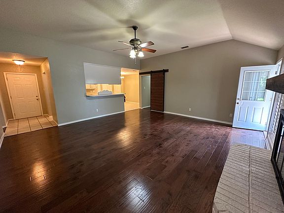 3rd image of 1610 Morrow Ln