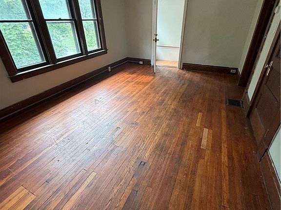 3rd image of 33 Tyler St