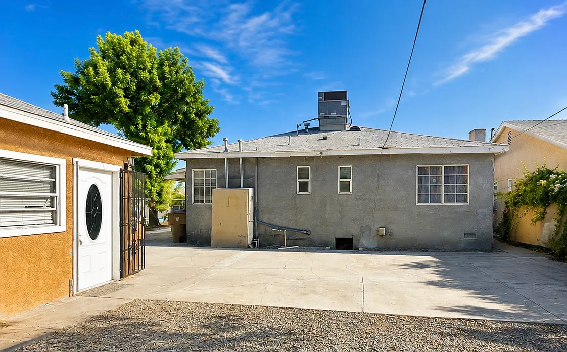 2 bed, 1.5 bath, 1000 sqft, $1,600 — Photo 2