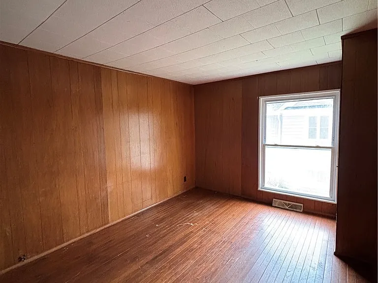 131 Flower Ave W — Photo 5