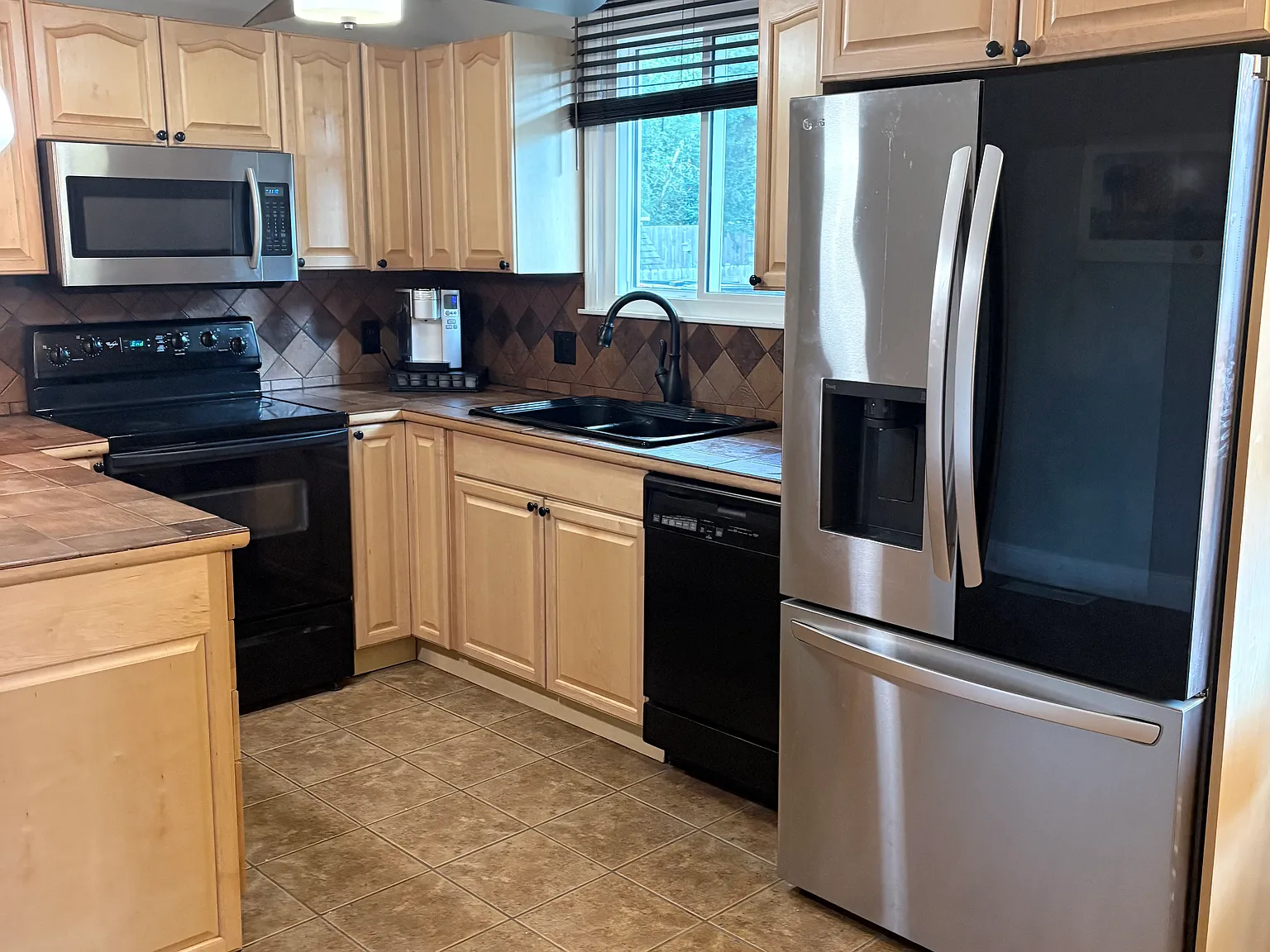 3 bed, 2100 sqft, $2,900 — Photo 4