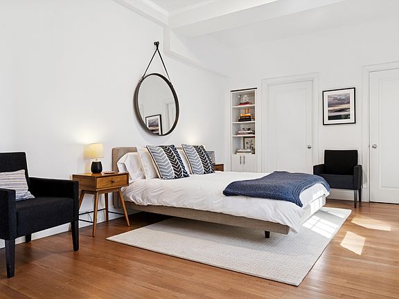 4th image of 27 W 72nd St #1614