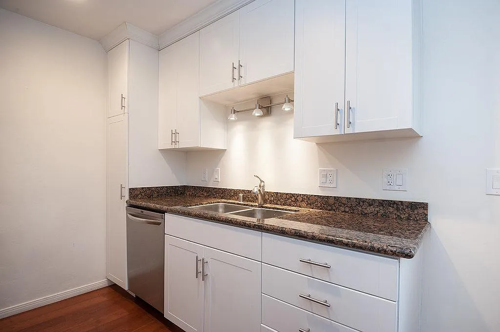 2 bed, 900 sqft, $3,795 — Photo 3
