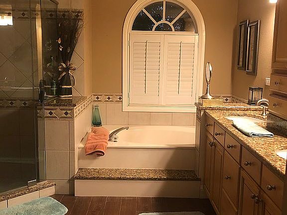 Master full bath tub/shower