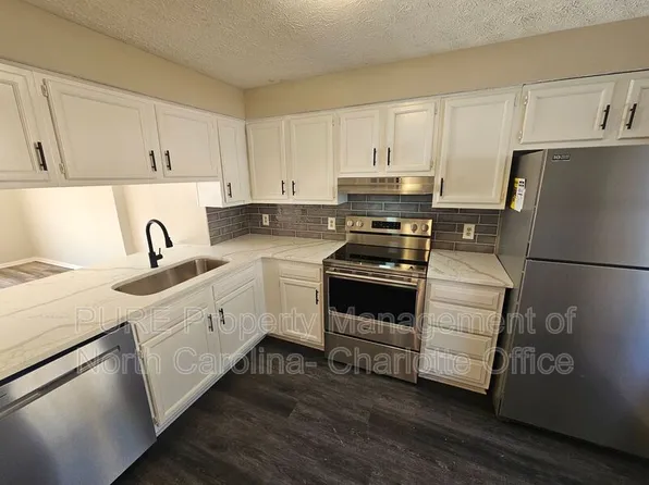 9445 Lexington Cir APT D, Charlotte, NC 28213