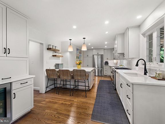 3rd image of 304 Cedarcroft Rd