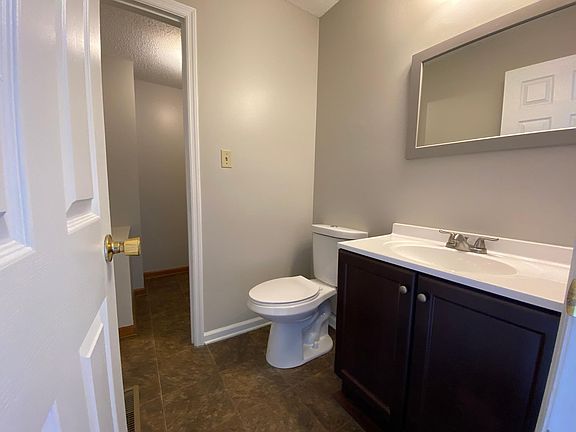 4th image of 106 Oakcrest Cir APT 5