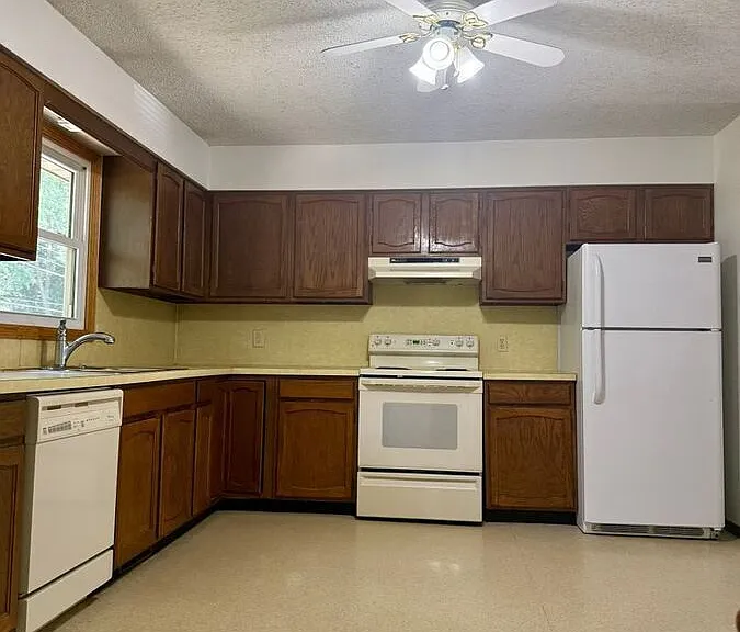 1607 Maiden Ln — Photo 4