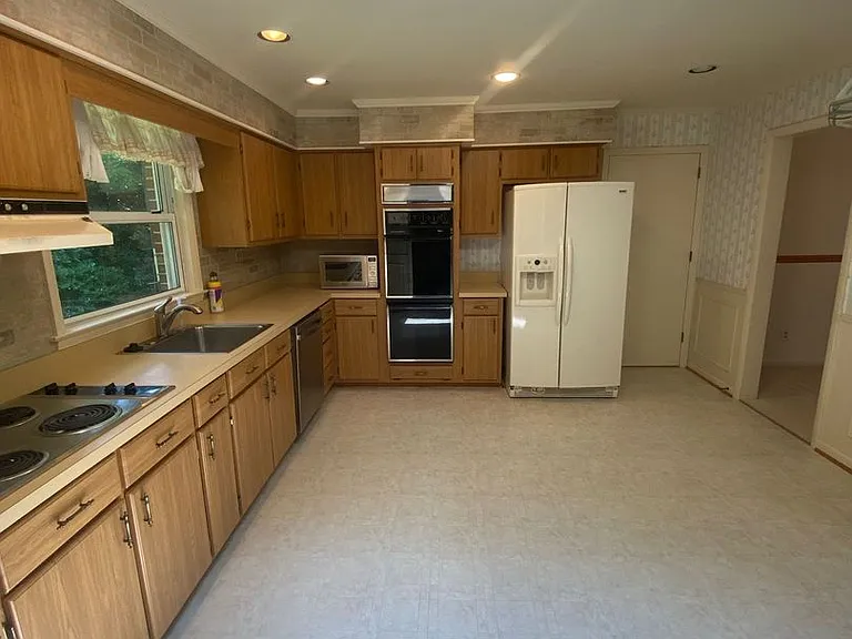 2648 S Kings Rd — Photo 6