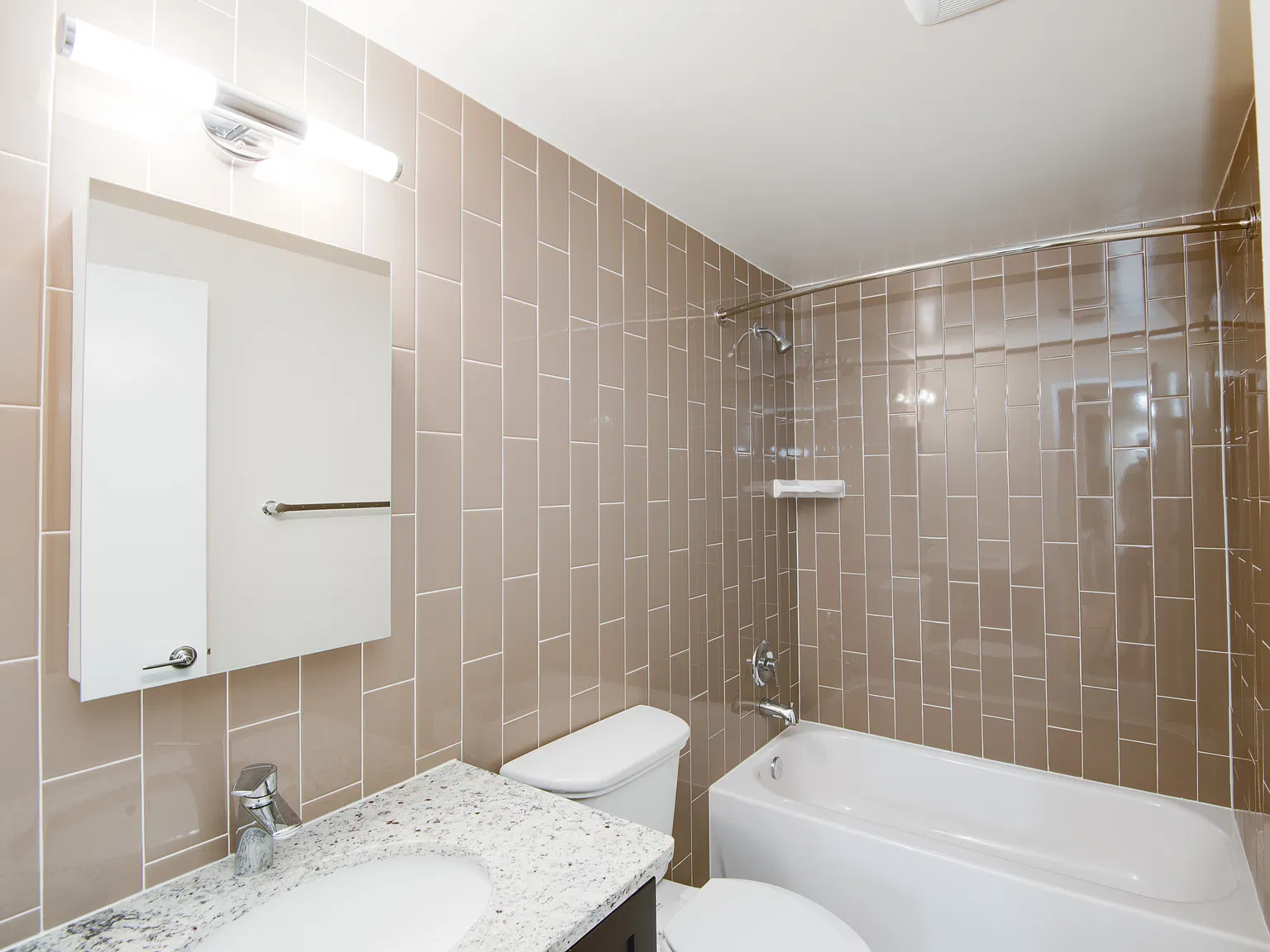 1430 W — Photo 4