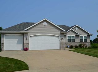 6306 Palmetto Cir SW, Cedar Rapids, IA 52404