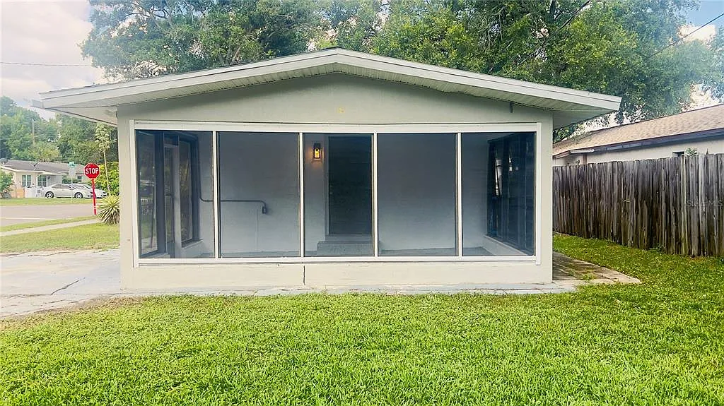 2 bed, 1.0 bath, 720 sqft, $1,850 — Photo 2