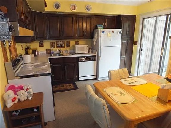 2nd image of 1090 Fleetwood Dr #12B