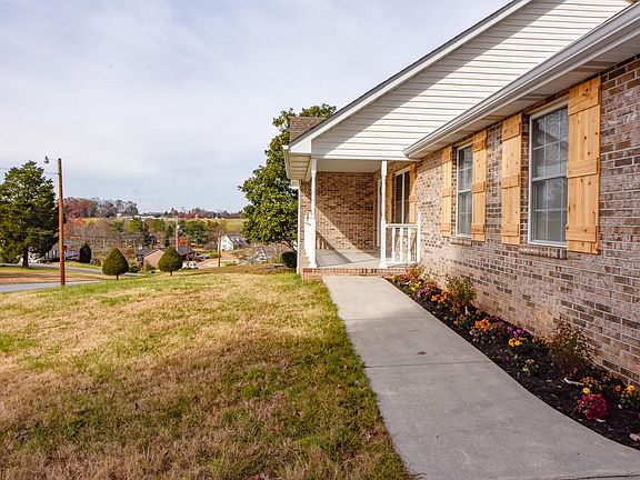 3rd image of 1202 S Dogwood Dr