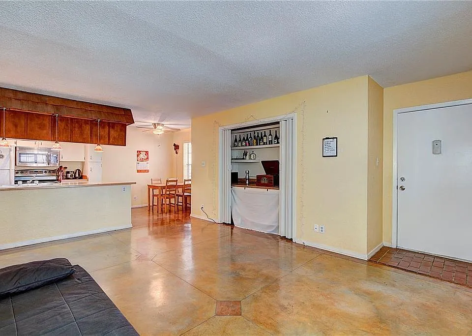 910 Duncan Ln