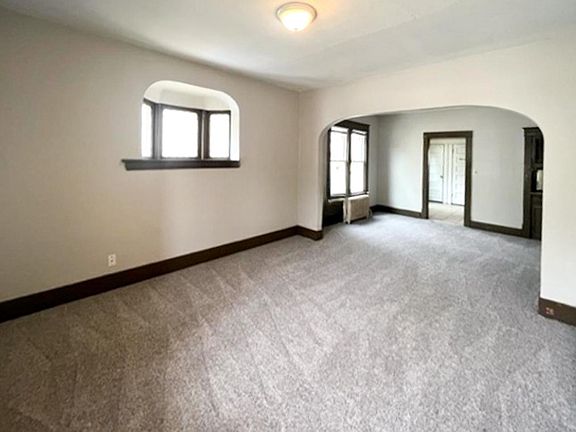 3rd image of 225-227 Baker St E