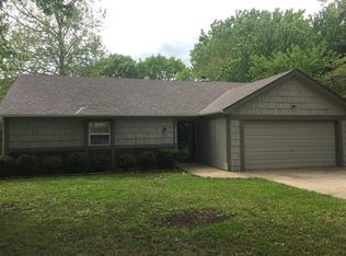 14220 S Summertree Ln, Olathe, KS 66062