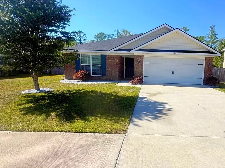 201 Grandview Dr — Photo 1