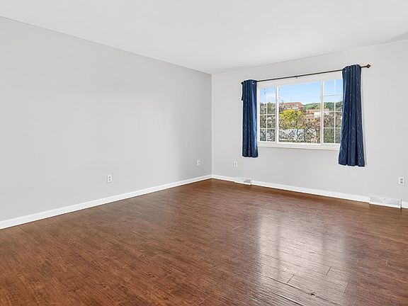 5th image of 218 Woodmont Dr