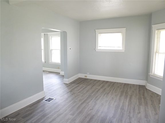 3rd image of 2067 W 105th St