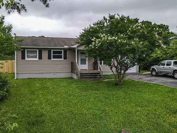 3rd image of 851 Greenhills Dr SE