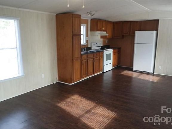 5th image of 215 Tall Pines Ln