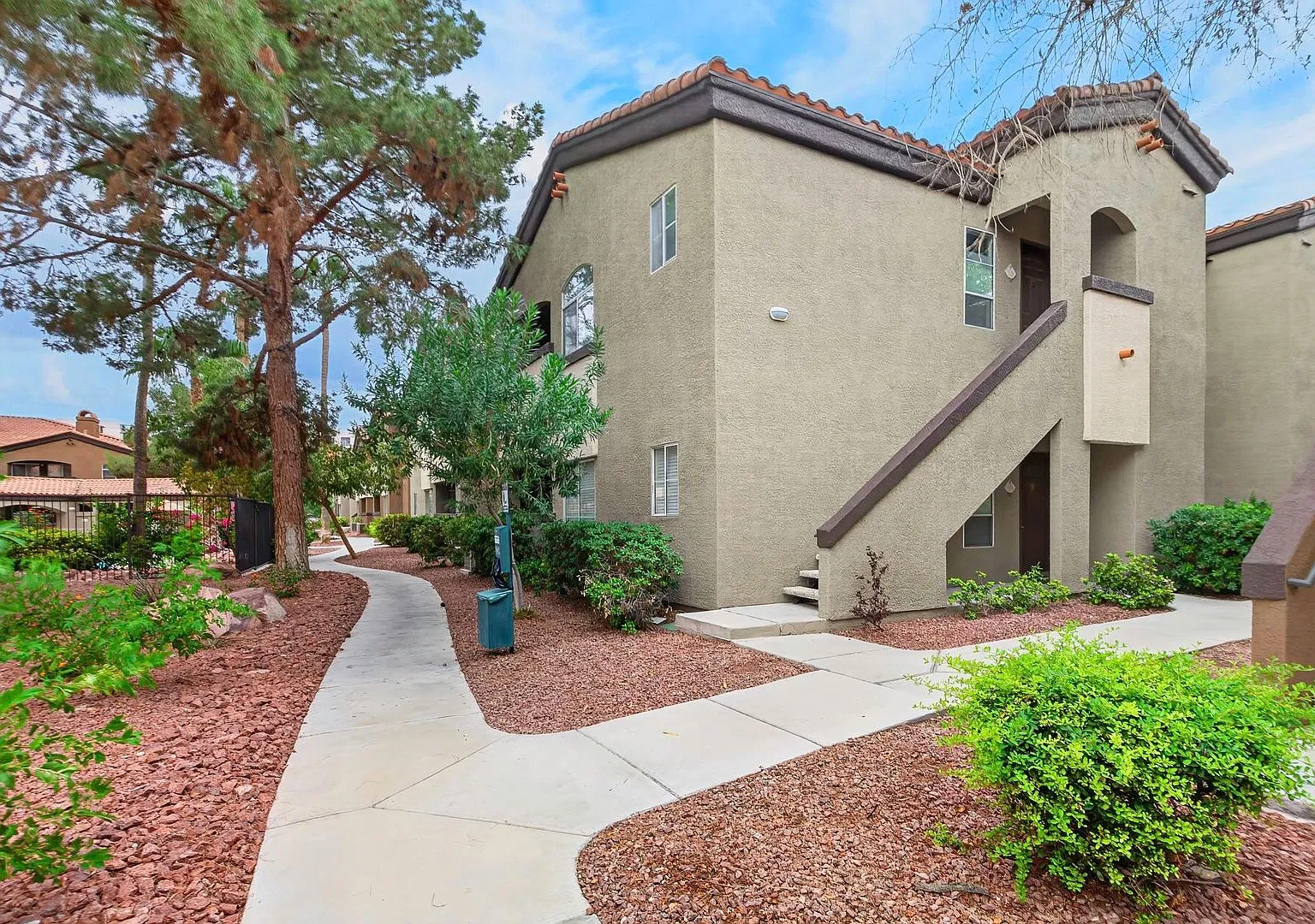 Immaculate 3-Bedroom 2-Bath Upstairs Condo In Guard-Gated Sedona Condos — Photo 2