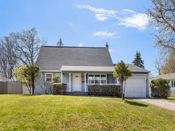 27 Madison St, Greenport, NY 11944