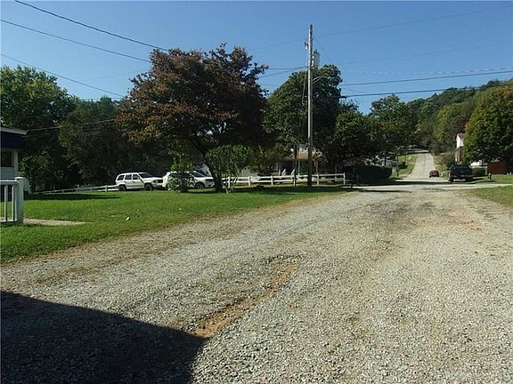 5th image of 740 Blair St