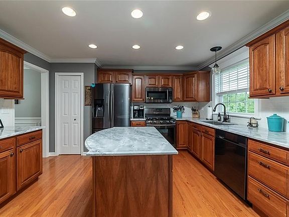 5th image of 222 Sussex Way