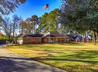 1910 Grangeway Rd, Marshall, TX 75672